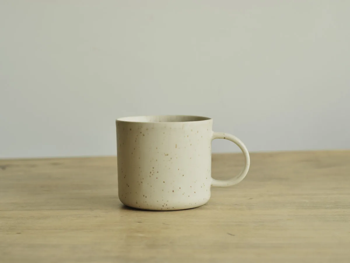 Kubek z uchem brązowy