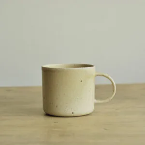 Kubek z uchem piaskowy